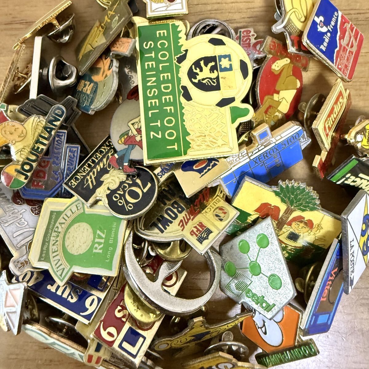 A】ピンバッジ 50個 フランス雑貨 ヴィンテージ まとめ 大量 まとめ