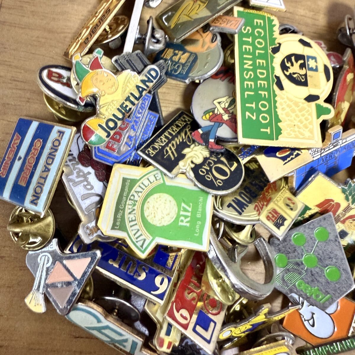 A】ピンバッジ 50個 フランス雑貨 ヴィンテージ まとめ 大量 まとめ