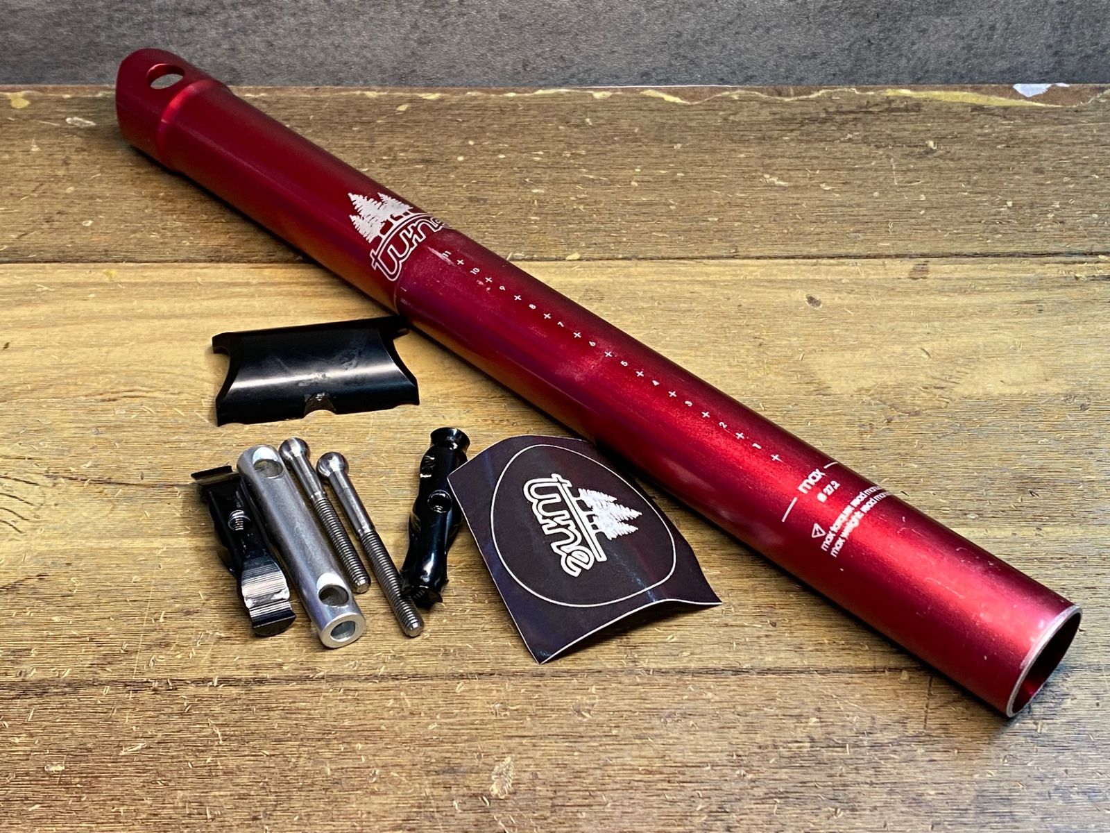 JO 830 TUNE Starkes Stuck Seatpost アルミ シートポスト 赤 本体実測値300 mm Φ27 2 カット済み