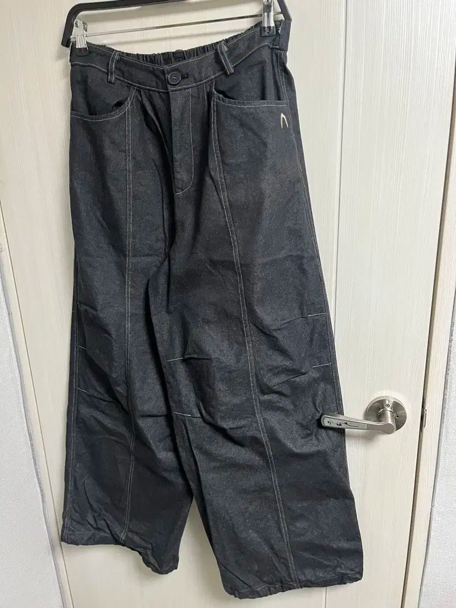 2 Aakamプリント膝ピンタックデニムパン