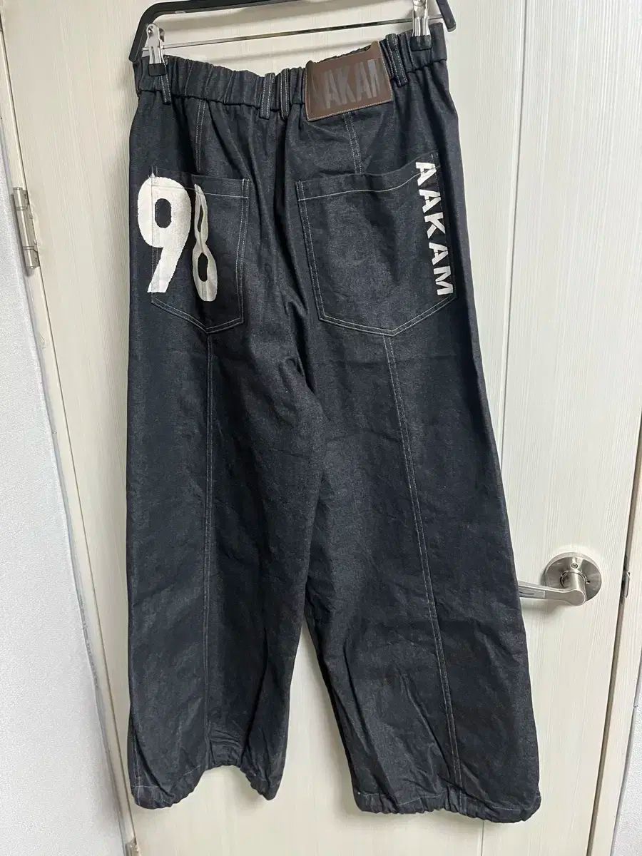 2 Aakamプリント膝ピンタックデニムパン