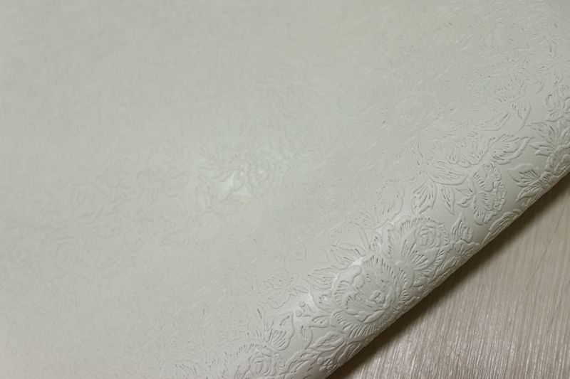 オフホワイト 230 ds クロム革 牛革 国産 レザー ローゼ型押し はぎれ 一枚革 レザークラフト 革 皮 本革 diy 生地 材料