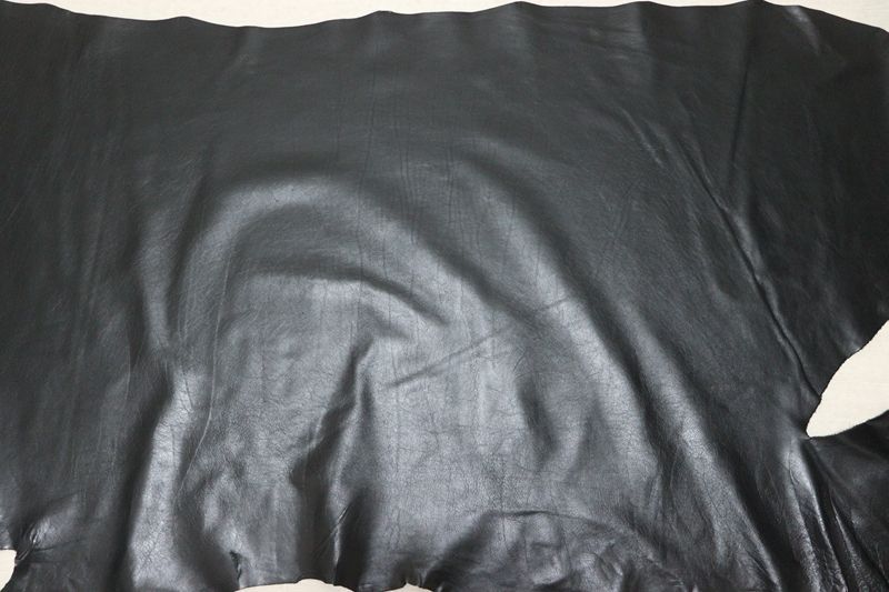 ブラック 200 ds ヌメ革 牛革 イタリア レザー スムース加工 はぎれ 一枚革 レザークラフト 革 皮 本革 diy 生地 材料