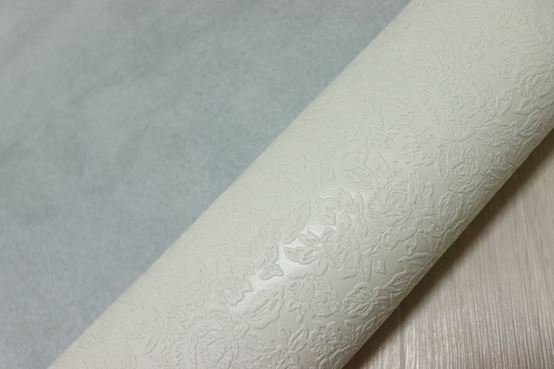 オフホワイト 230 ds クロム革 牛革 国産 レザー ローゼ型押し はぎれ 一枚革 レザークラフト 革 皮 本革 diy 生地 材料