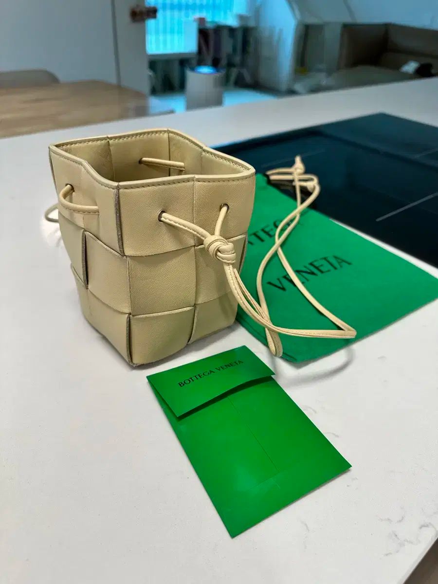 ボッテガ ヴェネタ バケットバッグ アイボリー