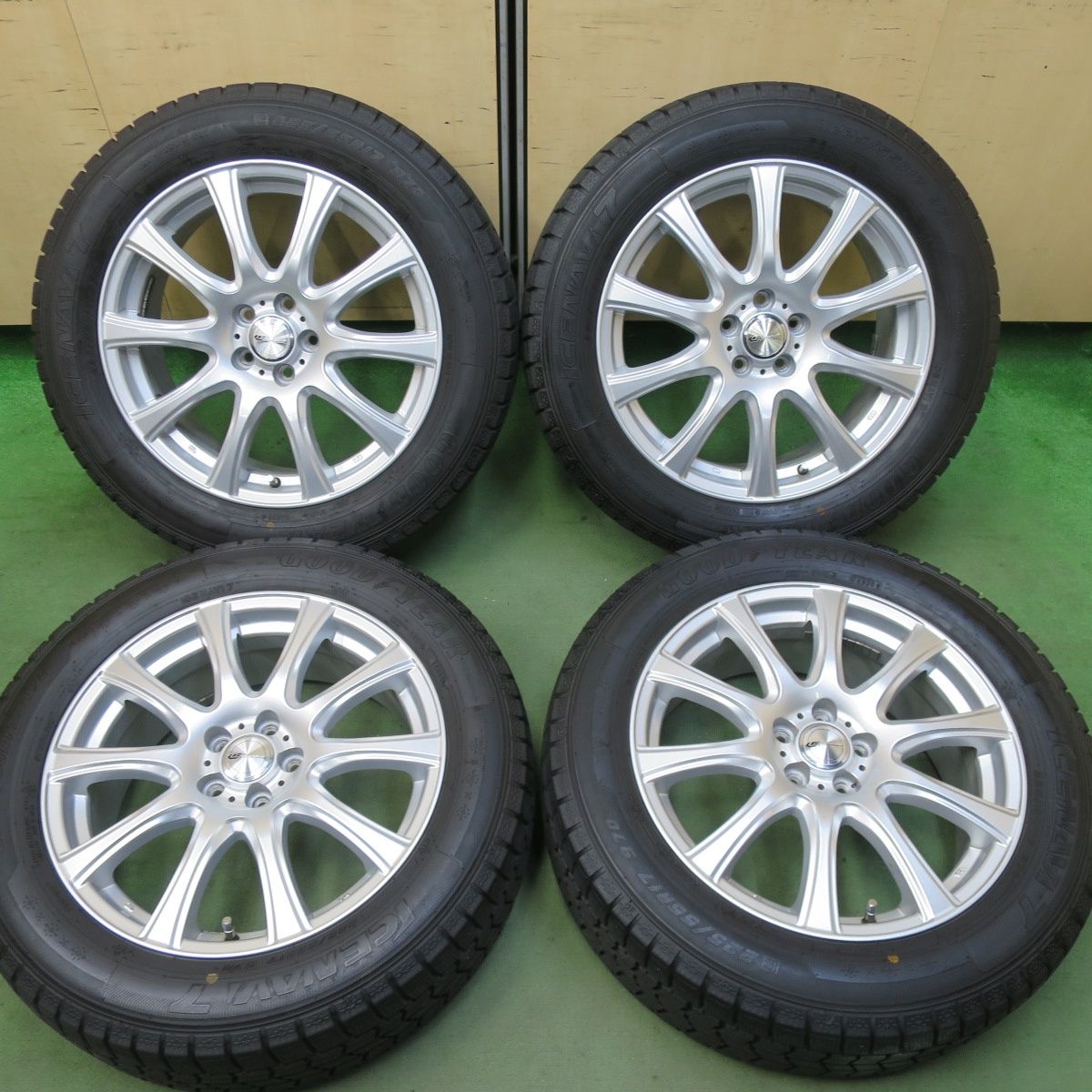 バリ溝！キレイ！9.5分☆XV 等 225/55R17 スタッドレス グッドイヤー