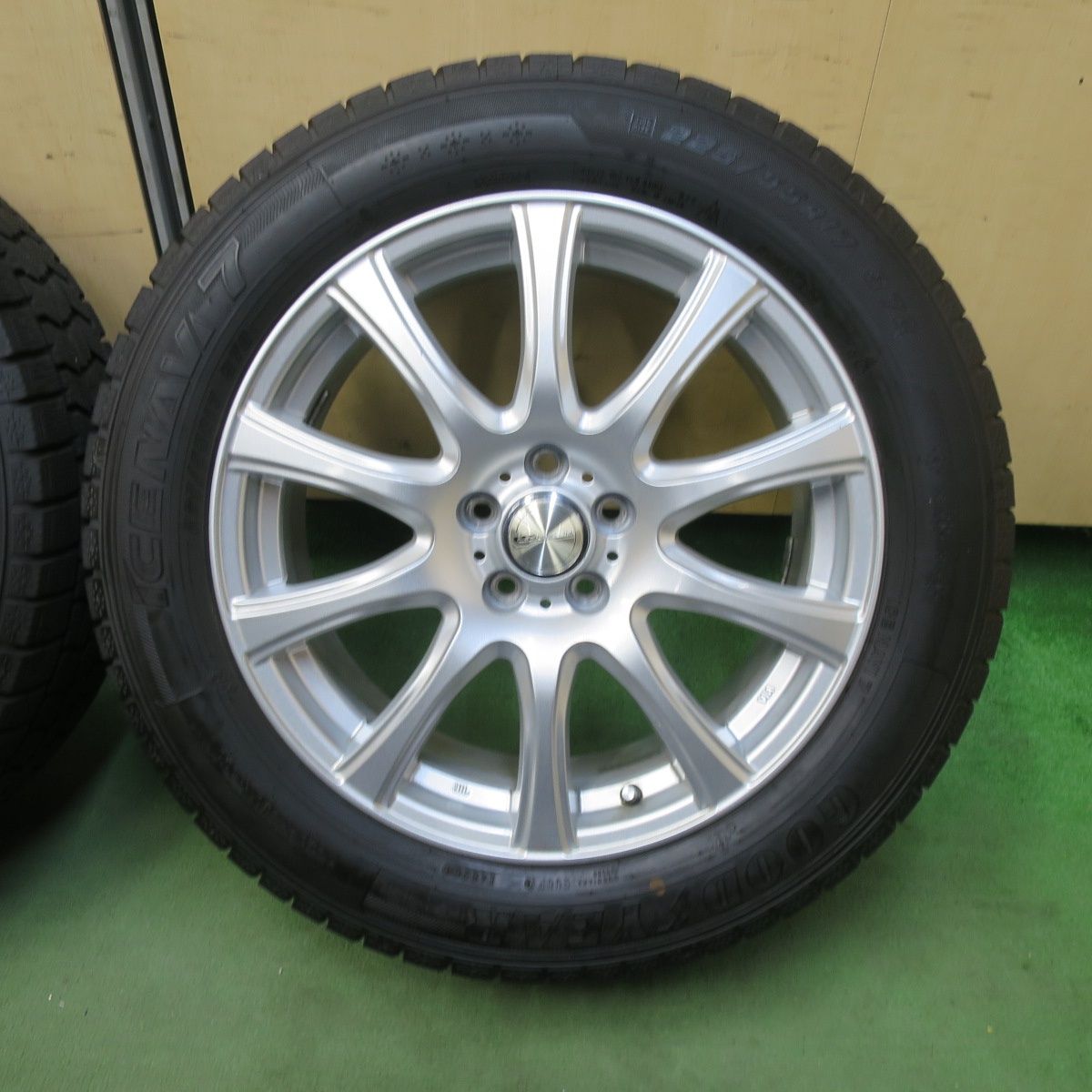 バリ溝！キレイ！9.5分☆XV 等 225/55R17 スタッドレス グッドイヤー