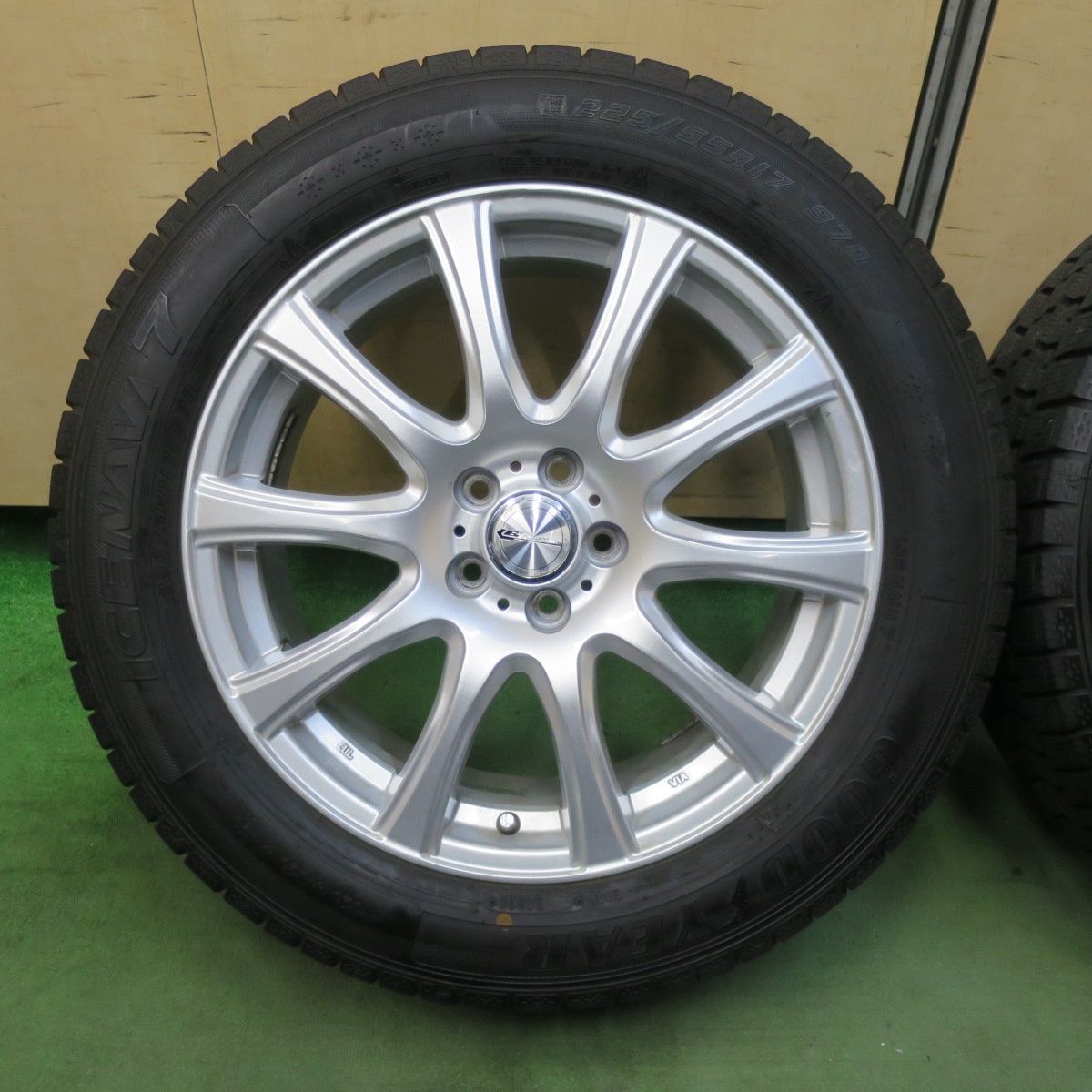 バリ溝！キレイ！9.5分☆XV 等 225/55R17 スタッドレス グッドイヤー