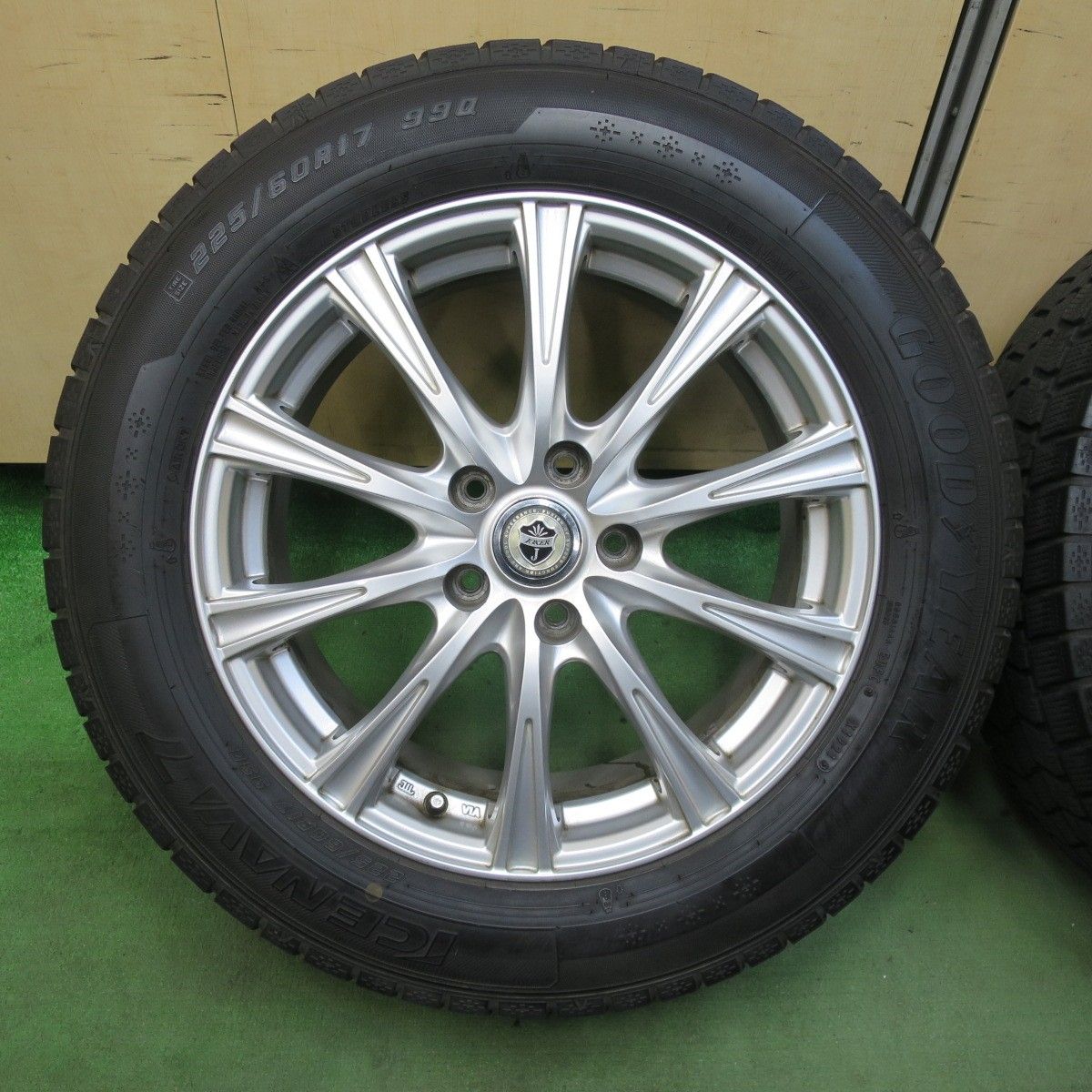 バリ溝 21年 キレイ 8 5分 スタッドレス 225 60 R 17 グッドイヤー アイスナビ7 JOKER ジョーカー 17インチ PCD 114 3 5 H ス