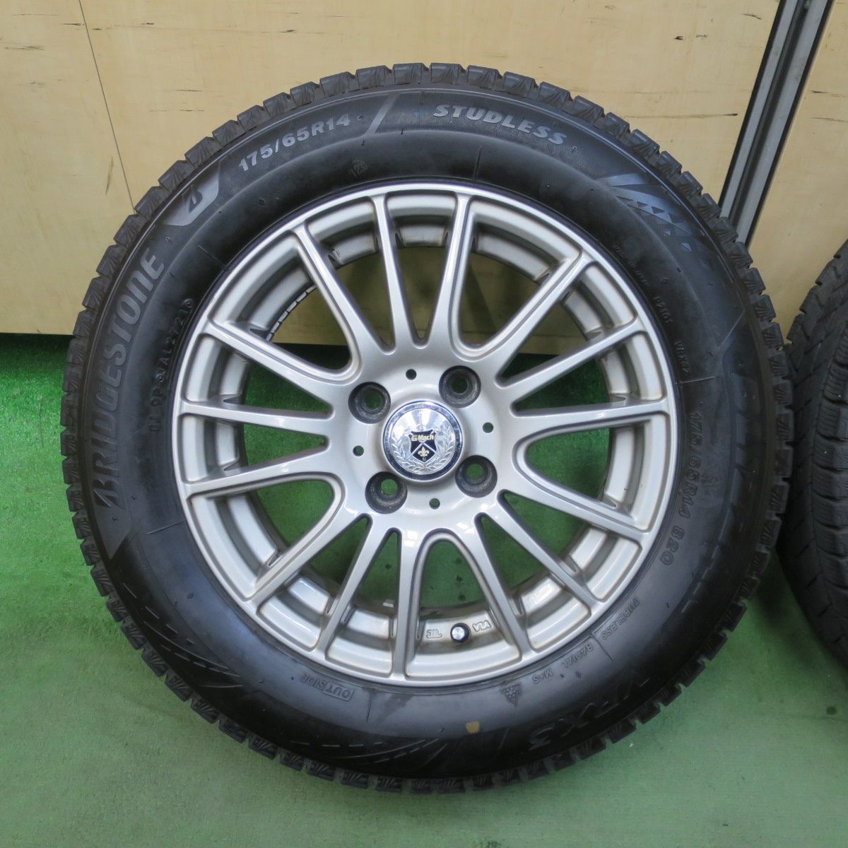 バリ溝 21年 キレイ 8 5分 スタッドレス 175 65 R 14 ブリヂストン ブリザック VRX 3 GMach 14インチ PCD 100 4 H ス