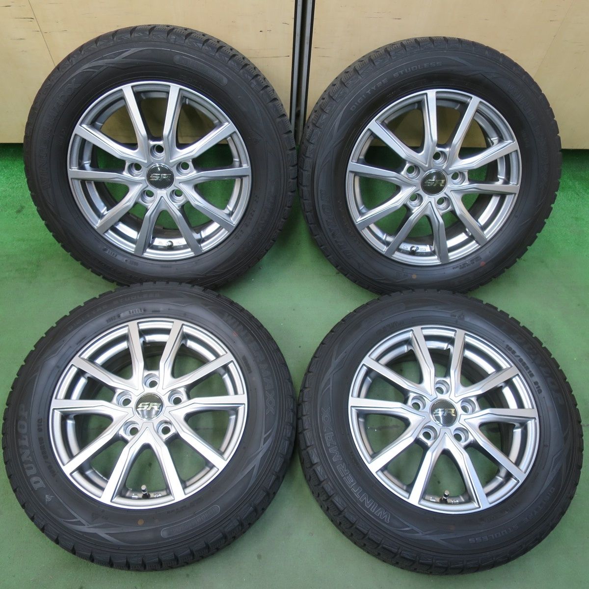 バリ溝 キレイ 8 5分 スタッドレス 195 65 R 15 ダンロップ ウインターマックス WM 01 ストレンジャー 15インチ PCD 114 3 5 H 5112109イス