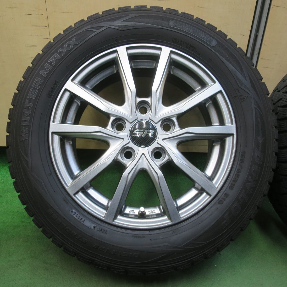 バリ溝 キレイ 8 5分 スタッドレス 195 65 R 15 ダンロップ ウインターマックス WM 01 ストレンジャー 15インチ PCD 114 3 5 H 5112109イス