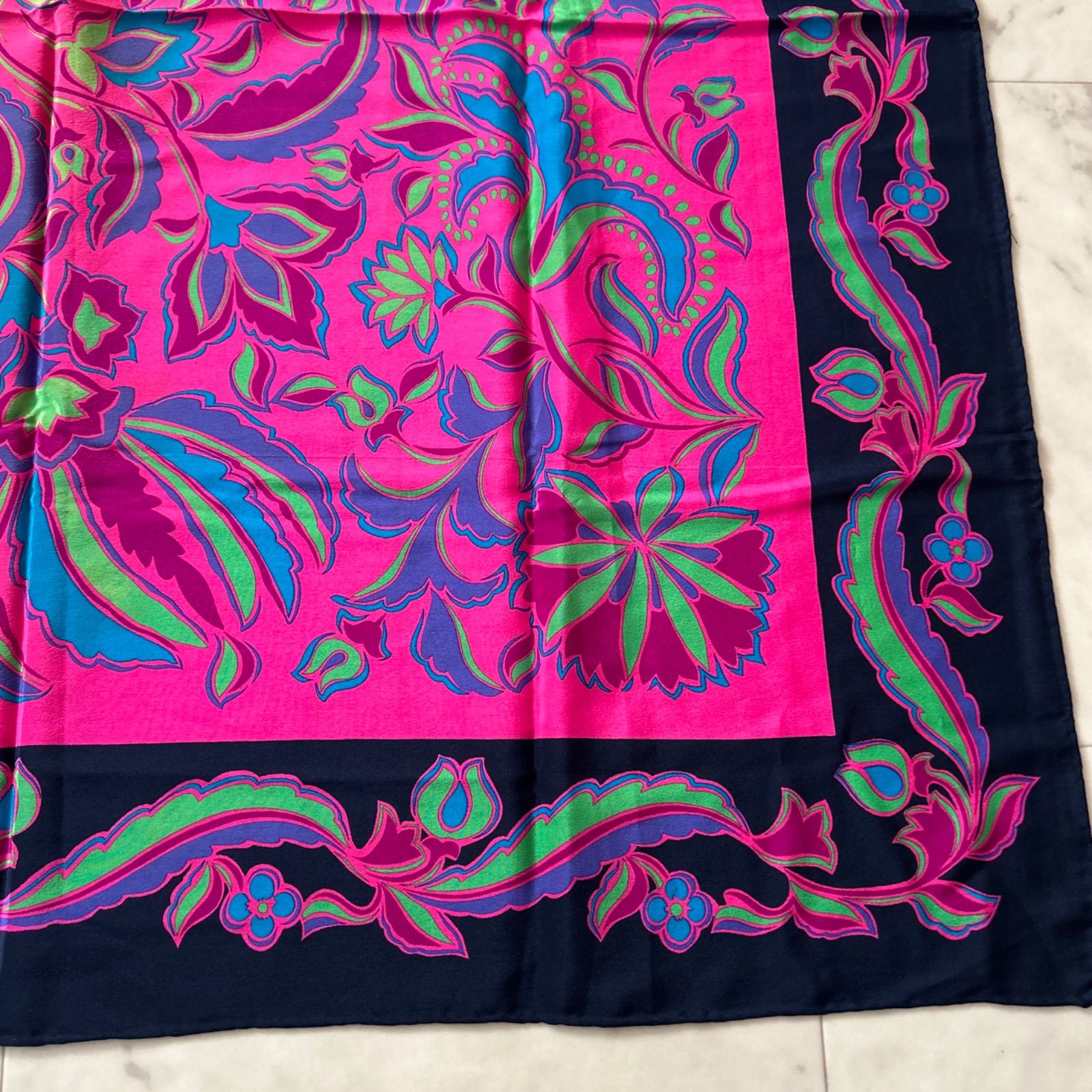 Yves Saint Laurent イヴサンローラン 大判スカーフ 総柄 シルク 84