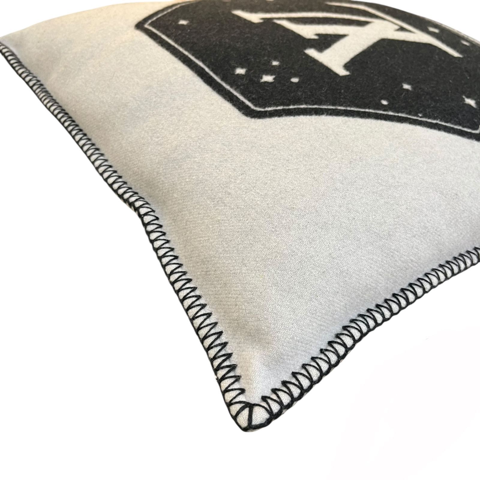 LOUIS VUITTON 宇宙飛行士クッション 中古○LOUIS VUITTON /ルイ ヴィトン○宇宙飛行士 クッション ウール