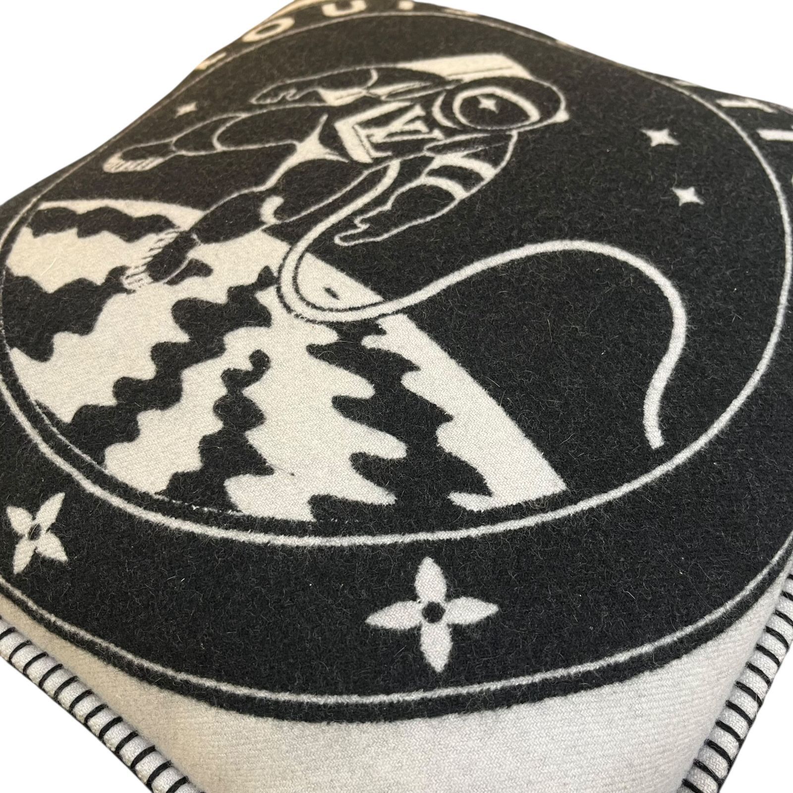 中古○LOUIS VUITTON /ルイ ヴィトン○宇宙飛行士 クッション ウール