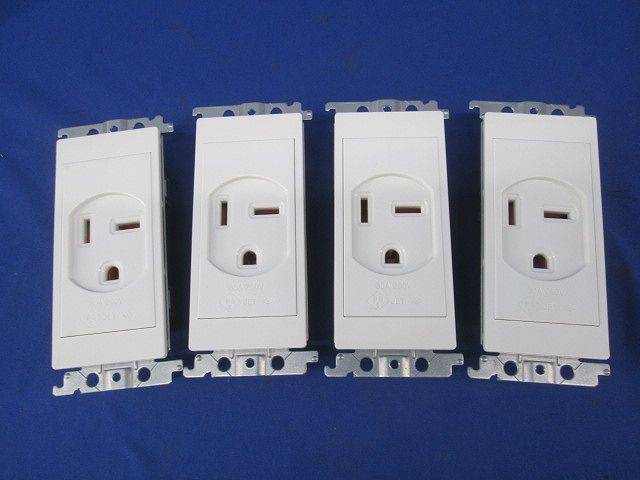 小型接地2P30A埋込コンセント(4個入)(ホワイト) WTN3730