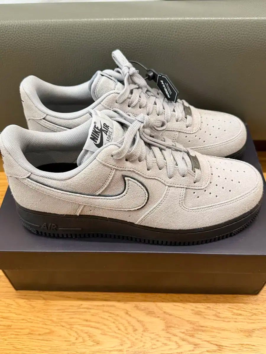 ナイキ エアフォース1 ロー 07 LV 8 ライト スモークグレイ 270