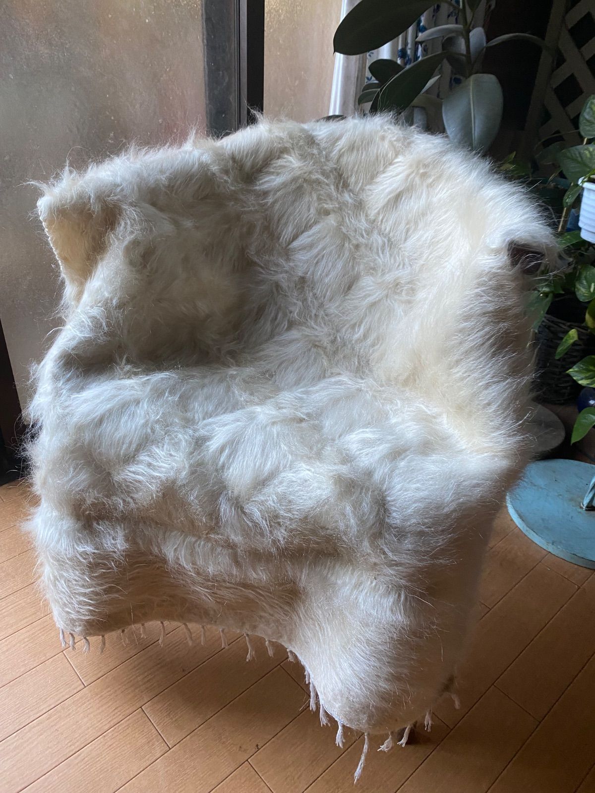 の膝掛けサイズシイルトバッタニイェ 当店オリジナルサイズ ヴィンテージ 古い時代の最高のアンゴラヤギの手撚りのモヘアで織り機で丁寧に織られた 上便79 92ラグにソファに椅子や机に 四季を通じて重宝手放せません 数点のみ入荷 暖かく動物にも優しい