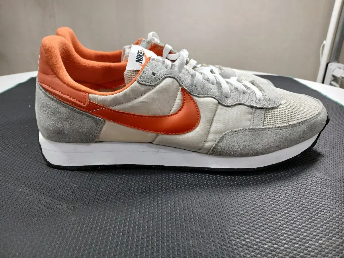 OG 軽量スニーカー