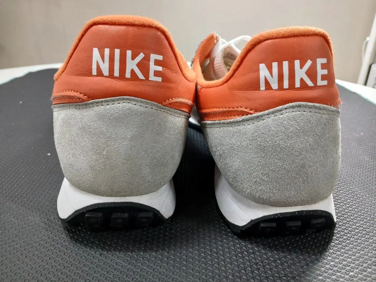 OG 軽量スニーカー