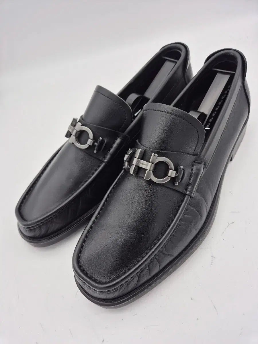 FERRAGAMO フェラガモ ブラック ガンチーニ ローファー メンズ 靴