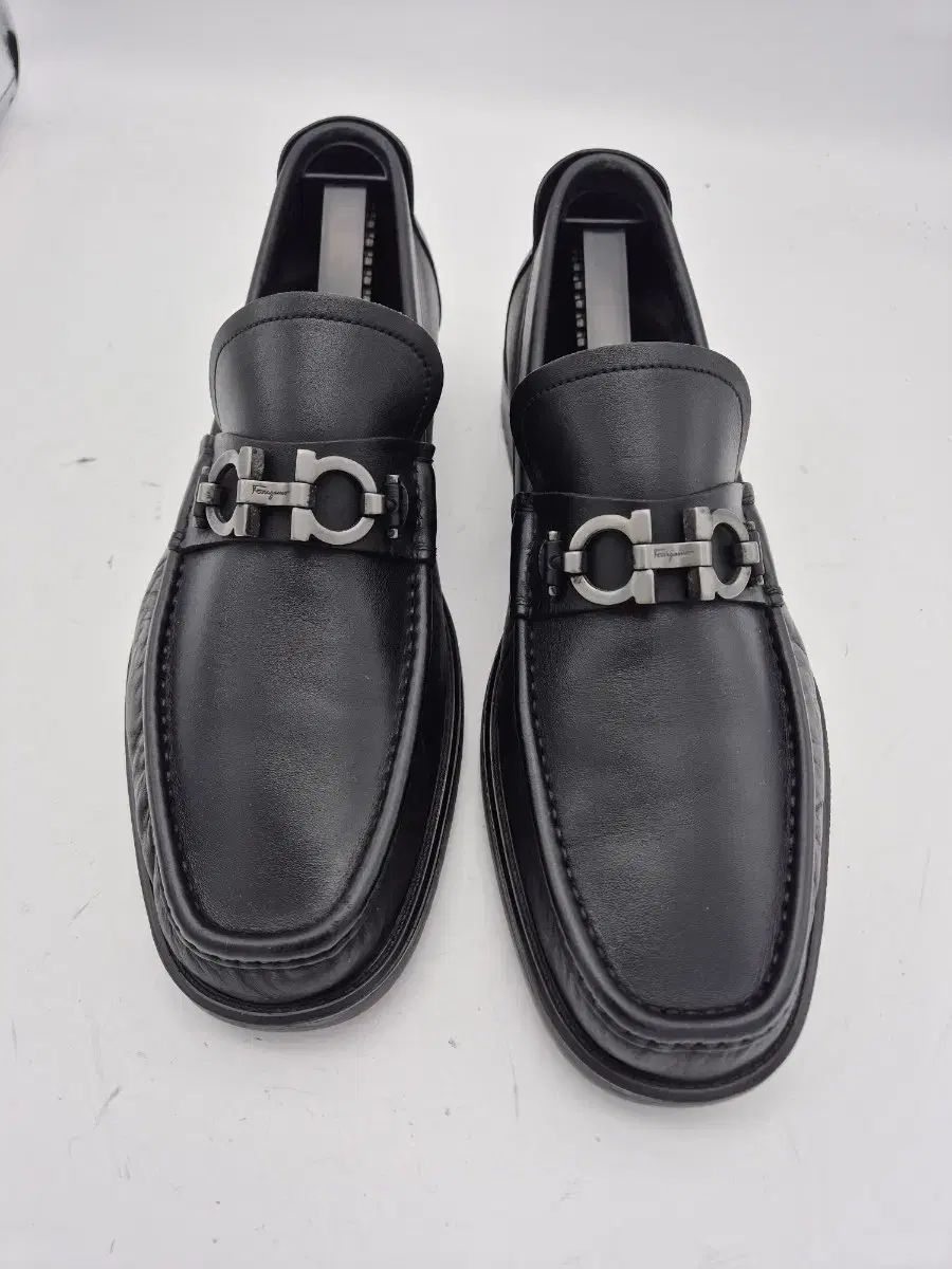 FERRAGAMO フェラガモ ブラック ガンチーニ ローファー メンズ 靴