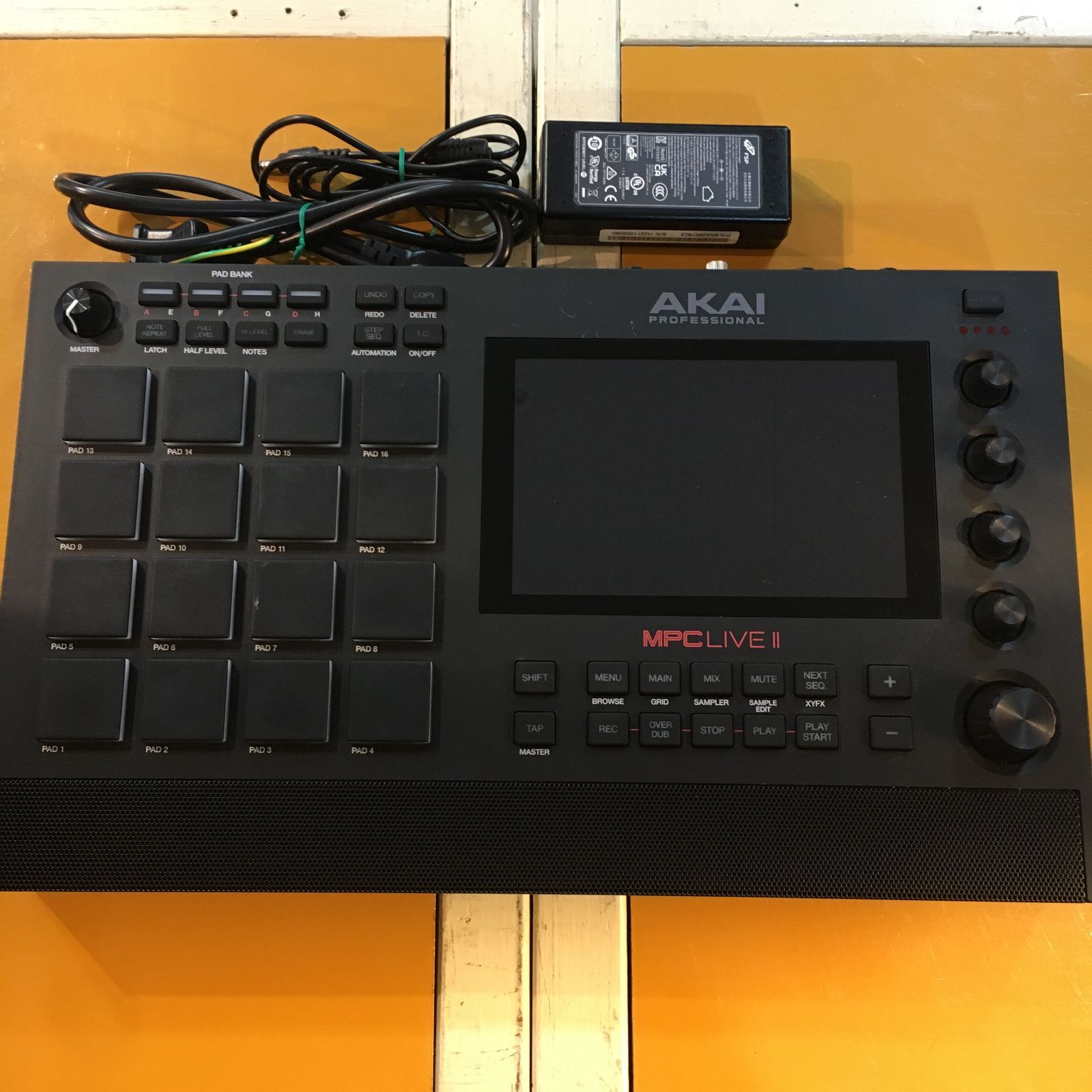 63 3 1126 AKAI MPC LIVE Ⅱ 2 サンプラー 店舗併売品