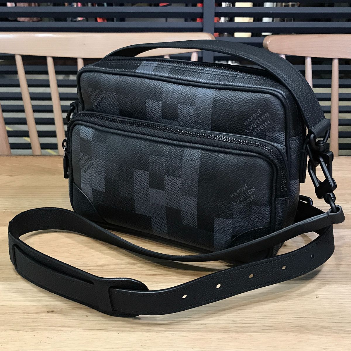 ルイヴィトン ダモフラージュ ナイルメッセンジャー ブラック 黒 M 14988 2 WAY斜め掛けショルダー 14679