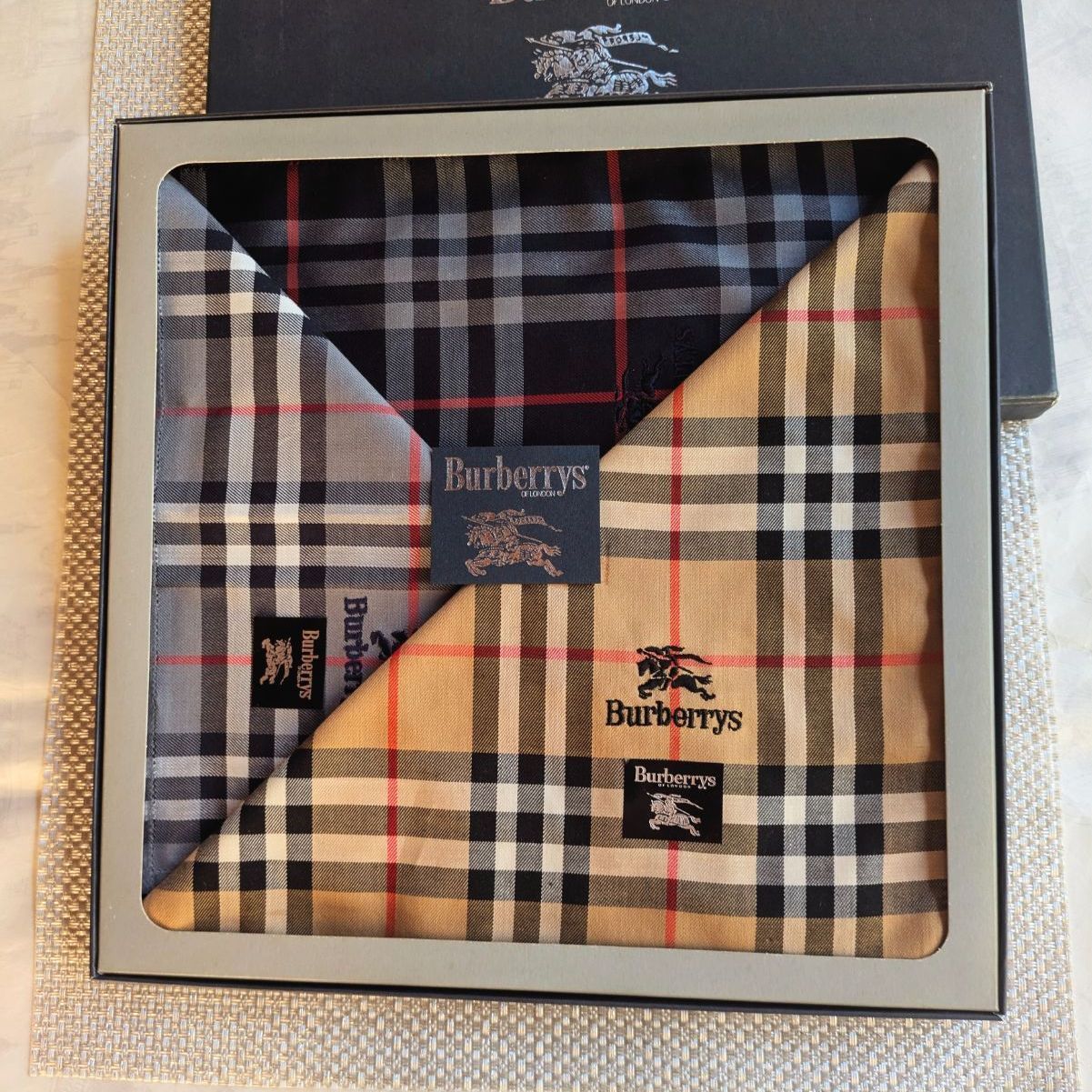 バーバリー　ハンカチ ハンカチバーバリー 王道のデザイン BURBERYメンズハンカチ 新品未使用