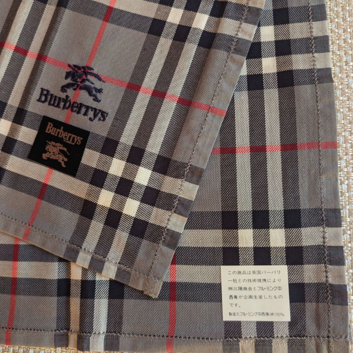ハンカチバーバリー 王道のデザイン BURBERYメンズハンカチ 新品未使用