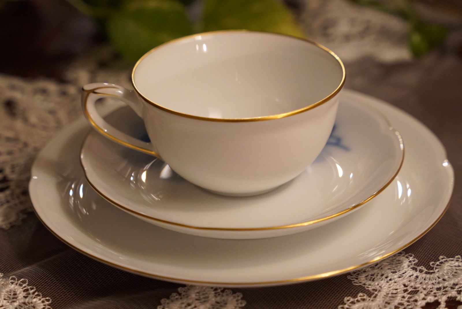 大倉陶園 ブルーローズ トリオセット 透きとおる青と白の花影が咲く 気品のヴィンテージ