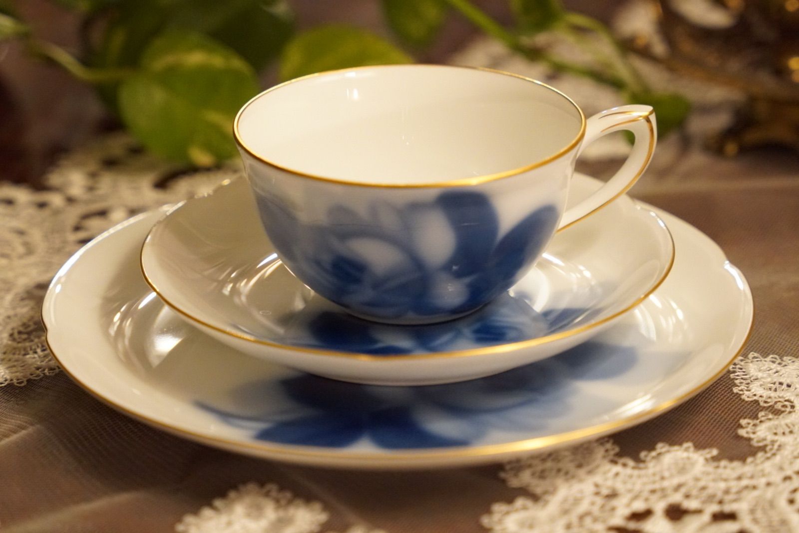 大倉陶園 ブルーローズ トリオセット 透きとおる青と白の花影が咲く 気品のヴィンテージ