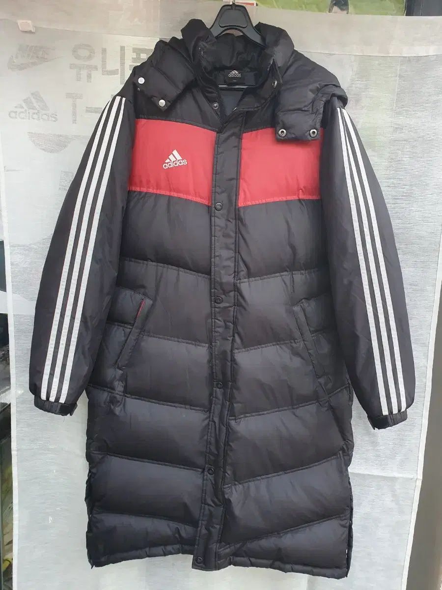 アディダス ロングダウンジャケット ブラック レッド 3本線