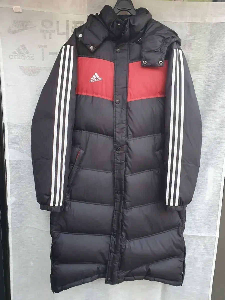 アディダス ロングダウンジャケット ブラック レッド 3本線
