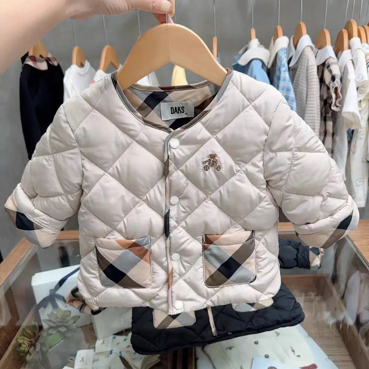 新 ダックスベイビー CHECK ポケット軽量ダウンアウター ベージュ