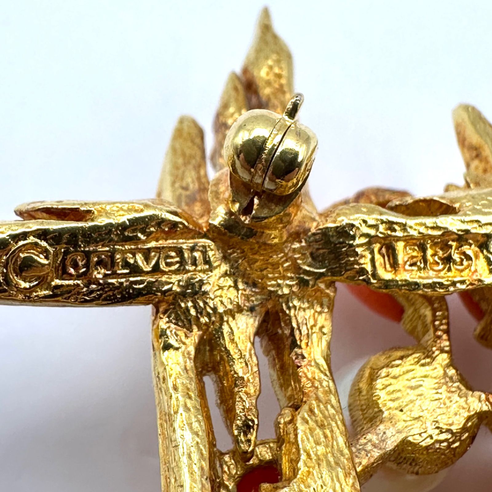 carven カルヴェン ブローチ パール ゴールドカラー - メルカリ