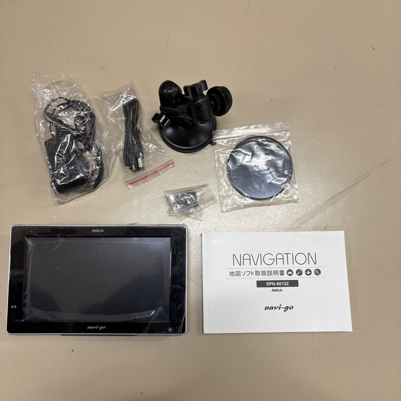 未使用 navi-go ワンセグチューナー内蔵 8インチ ポータブルカー