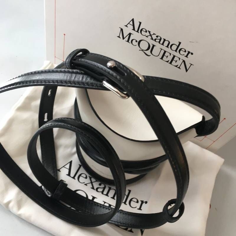 【極美品】アレキサンダー・マックイーン ショルダーバッグ ロゴ　黒　斜めがけ 極美品 Alexander McQueenアレキサンダー・マックイーン ショルダー