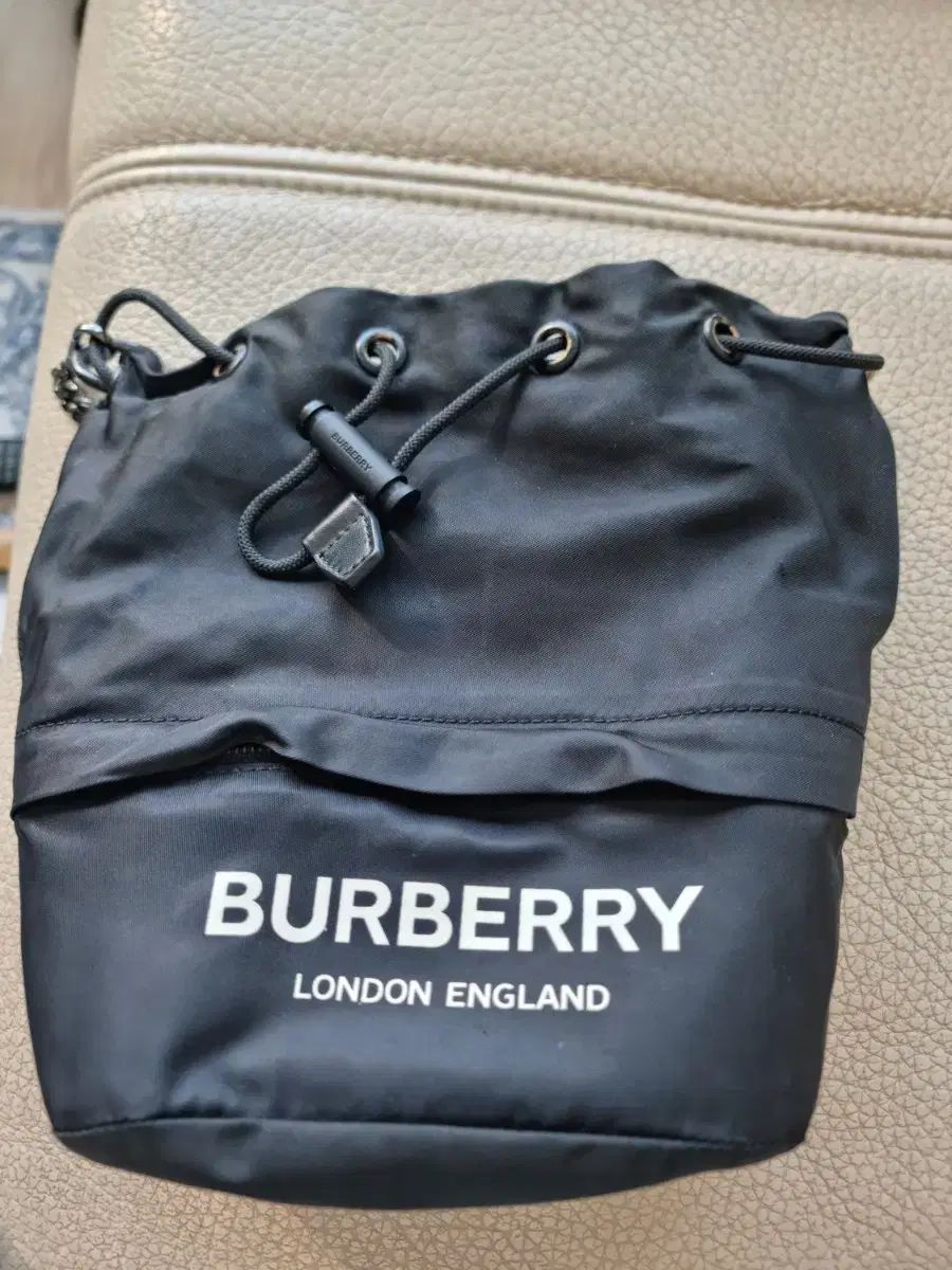バーバリー ドローストリング バケットバッグ ブラック