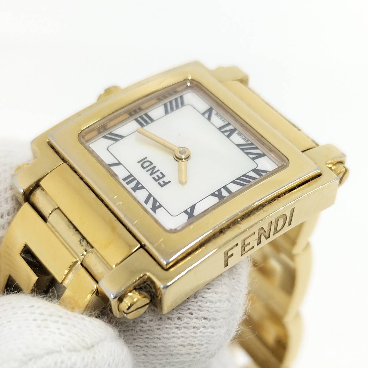 FENDI ホワイトレザー 時計 FENDI クアドロ レディース 腕時計 クオーツ SS GP ホワイトシェル文字
