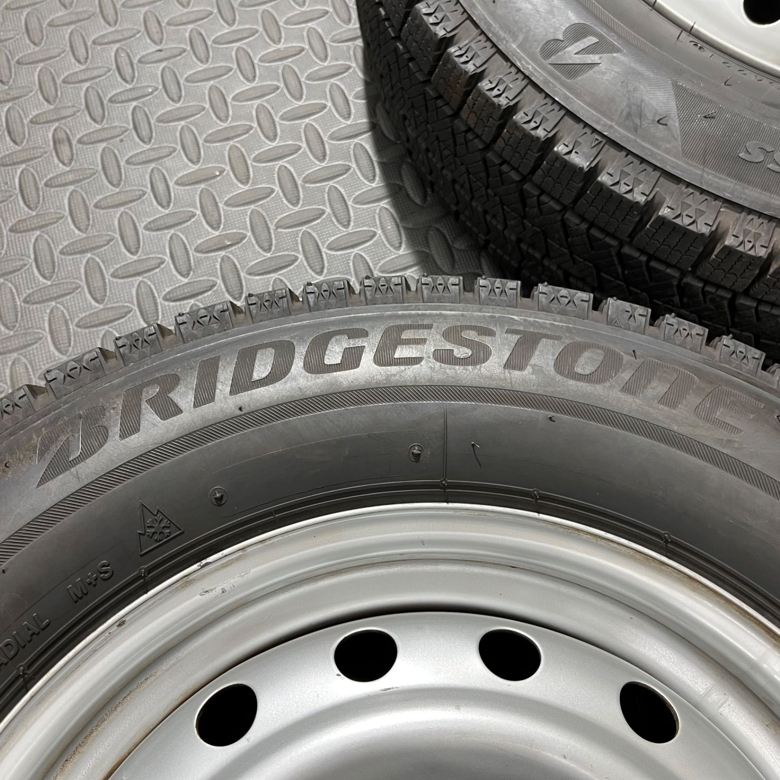 スタッドレスタイヤ