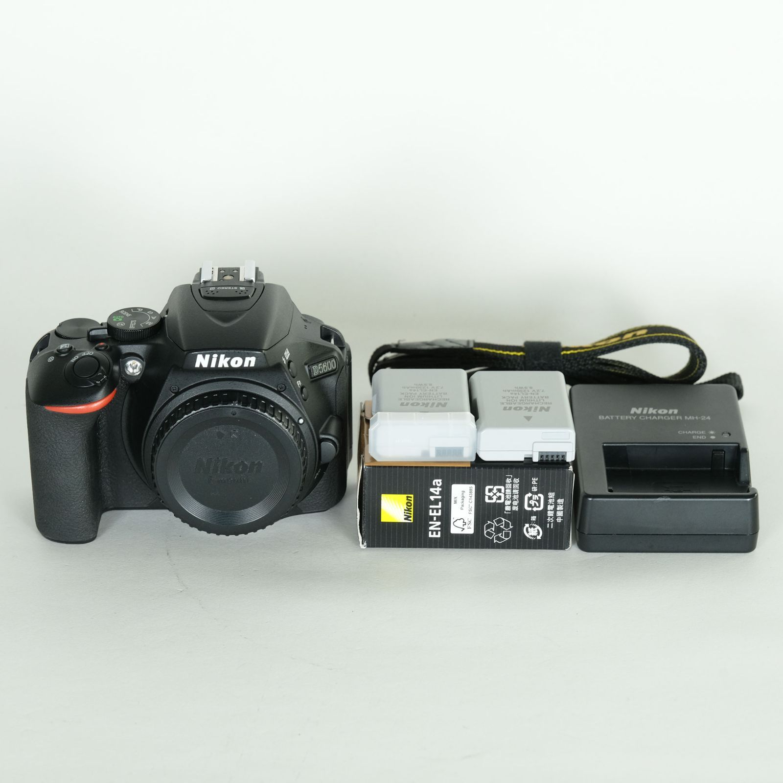 美品 | シャッター数8,210回｜バッテリー2個付] Nikon D5600 [ボディ