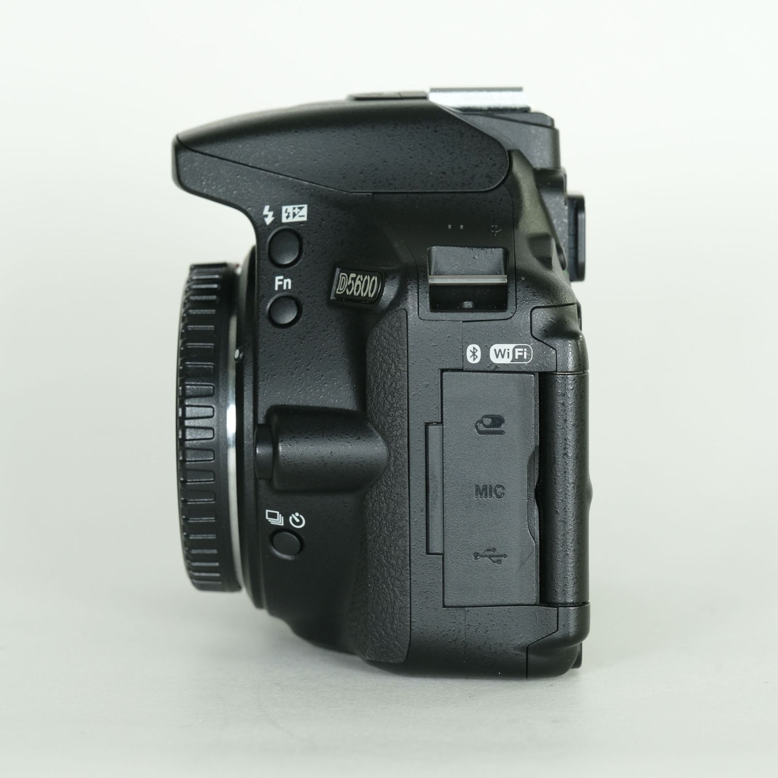 美品 | シャッター数8,210回｜バッテリー2個付] Nikon D5600 [ボディ