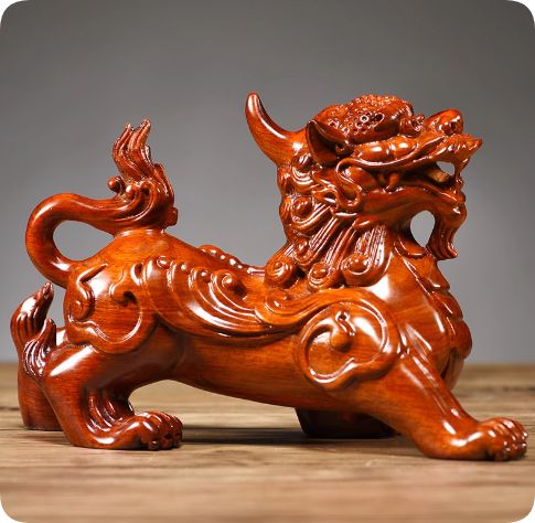 木製の獅子の彫刻は、伝統的な工芸品であり、茶色の美しい仕上げが特徴