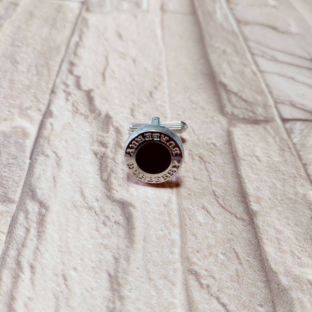 BURBERRY カフスボタン ロゴ刻印 シルバー系 メンズ 小物 - メルカリ