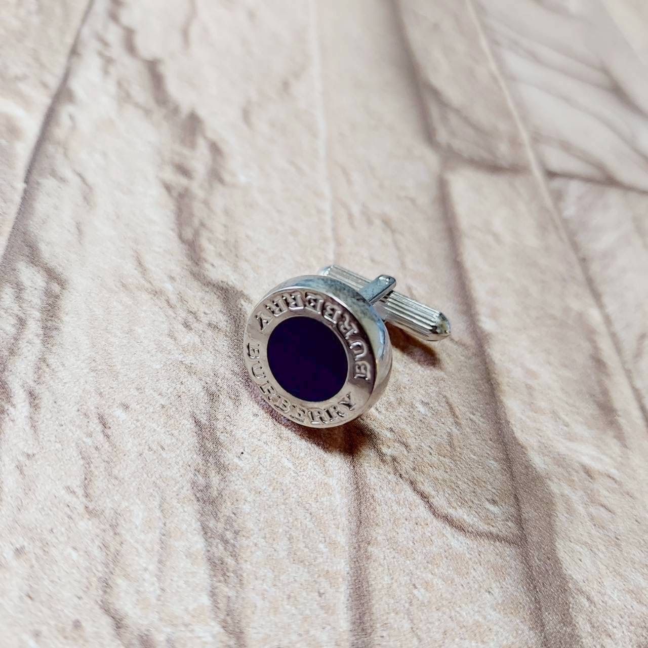 BURBERRY カフスボタン ロゴ刻印 シルバー系 メンズ 小物 - メルカリ