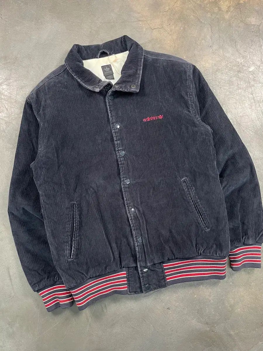 アディダス コーデュロイ スタジャン ジャケット