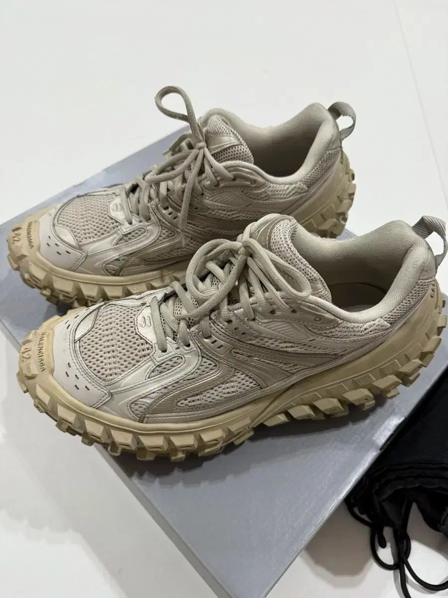 【24時間以内配送】バレンシアガ ディフェンダー ベージュ42 42 バレンシアガ ディフェンダー ベージュ - メルカリ