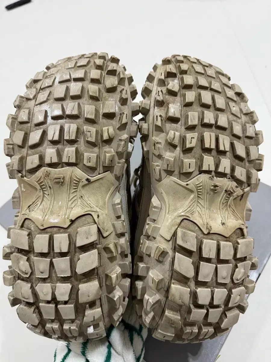 42 バレンシアガ ディフェンダー ベージュ - メルカリ