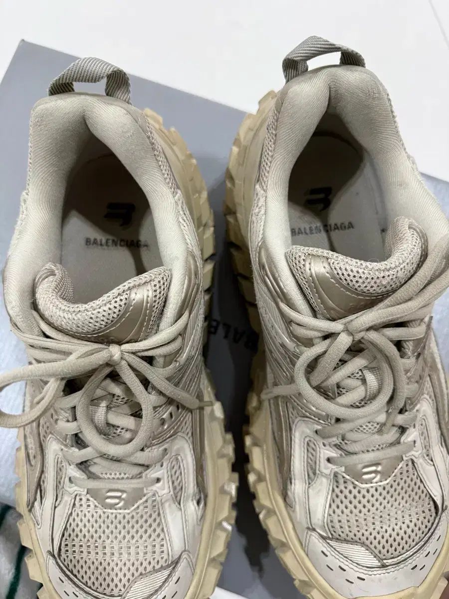 【24時間以内配送】バレンシアガ ディフェンダー ベージュ42 42 バレンシアガ ディフェンダー ベージュ - メルカリ